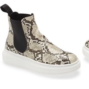 Preston Embossed Leather Bootie
CORDANI (38)